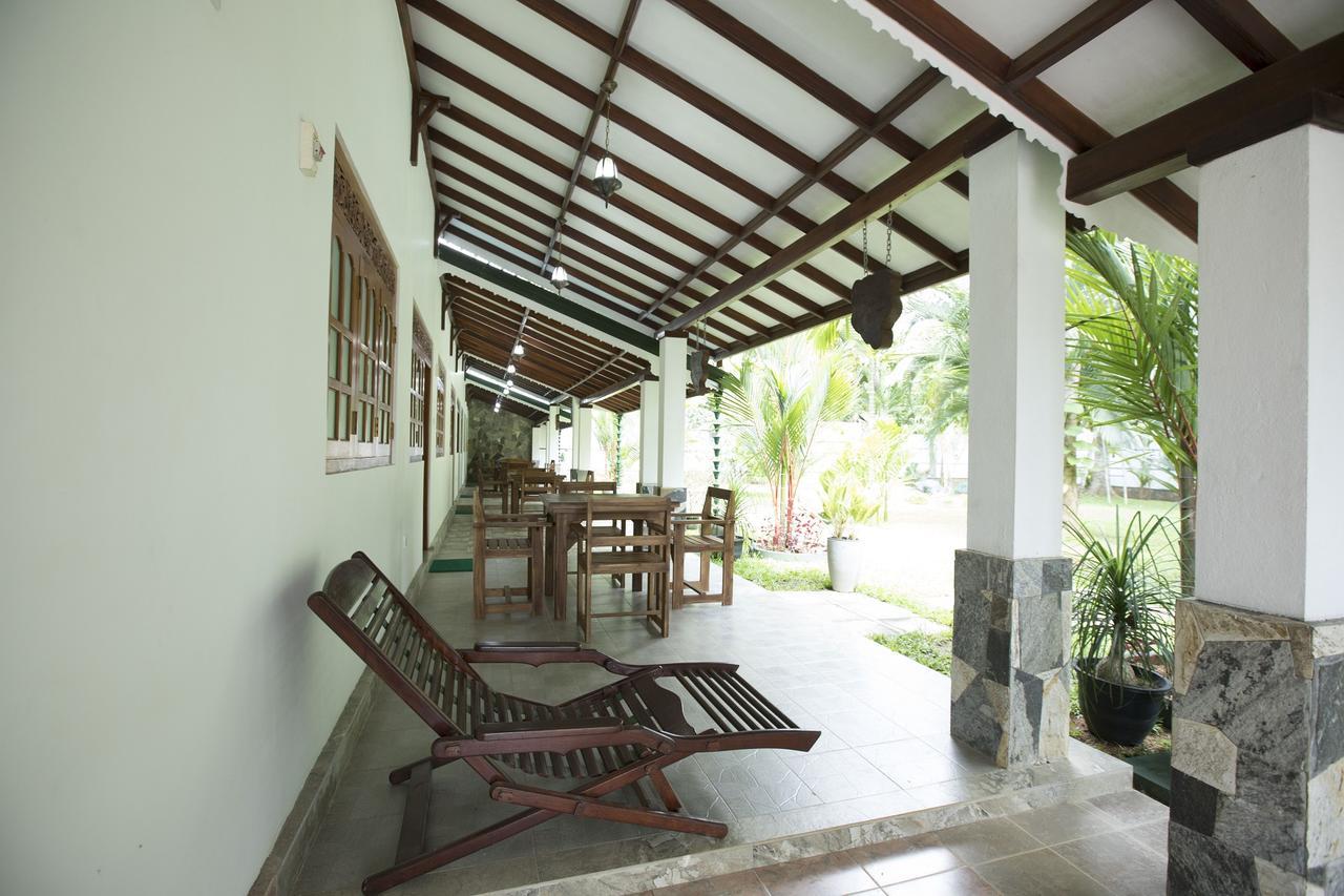 Avendra Garden Hotel Monaragala Buitenkant foto